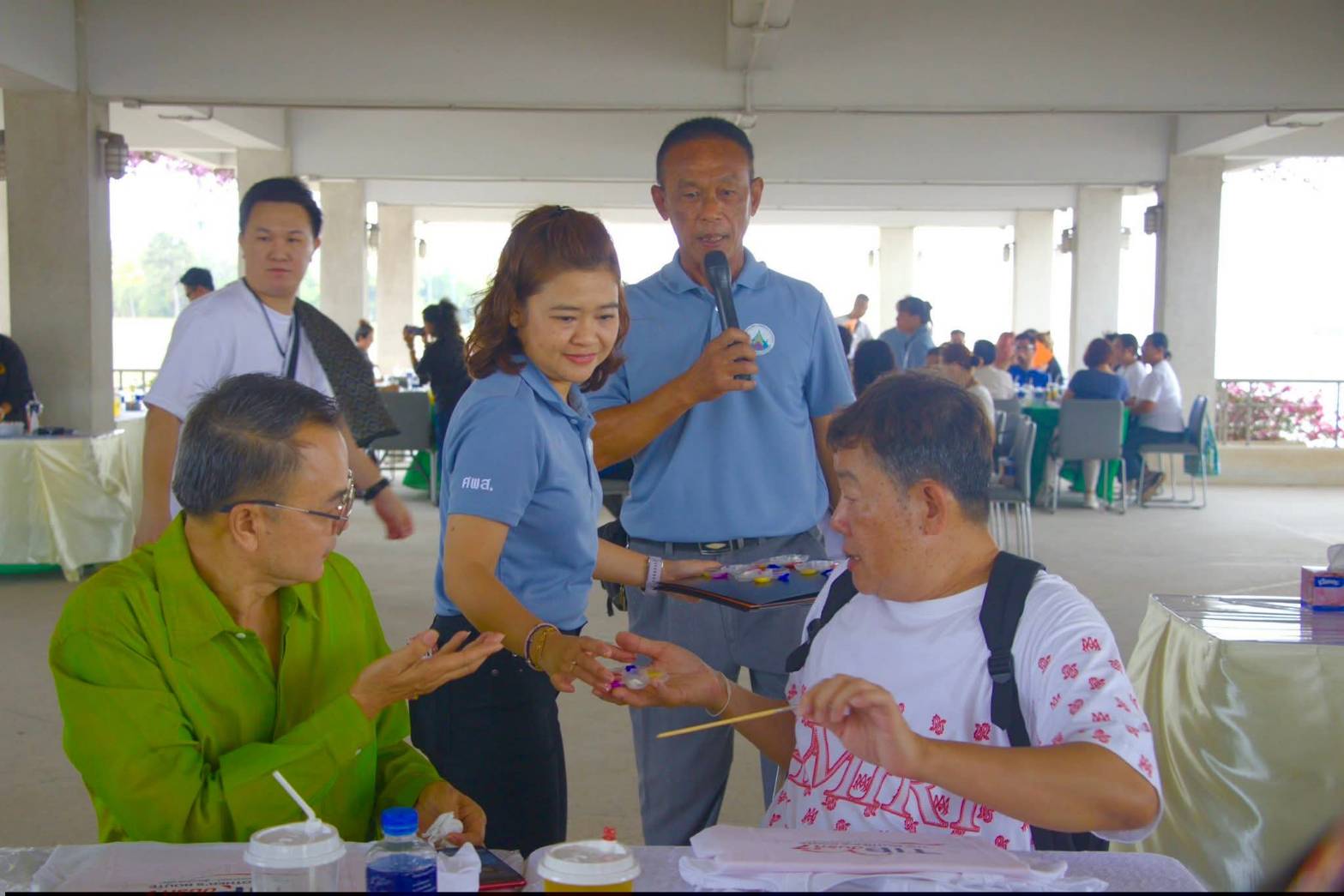 title - ผอ.ศพส. ห้การต้อนรับ คณะผู้บริหาร พนักงาน และสื่อมวลชน จาก บริษัท ทิพยประกันภัย จำกัด (มหาชน) พร้อมนำคณะเข้าเยี่ยมชมนิทรรศการสืบสาน สายธาร สร้างงาน หัตถศิลป์ ณ ศูนย์ส่งเสริมและพัฒนาอาชีพเสริมนอกภาคการเกษตร (ศูนย์ศิลปาชีพ บางไทรฯ (เดิม)) 